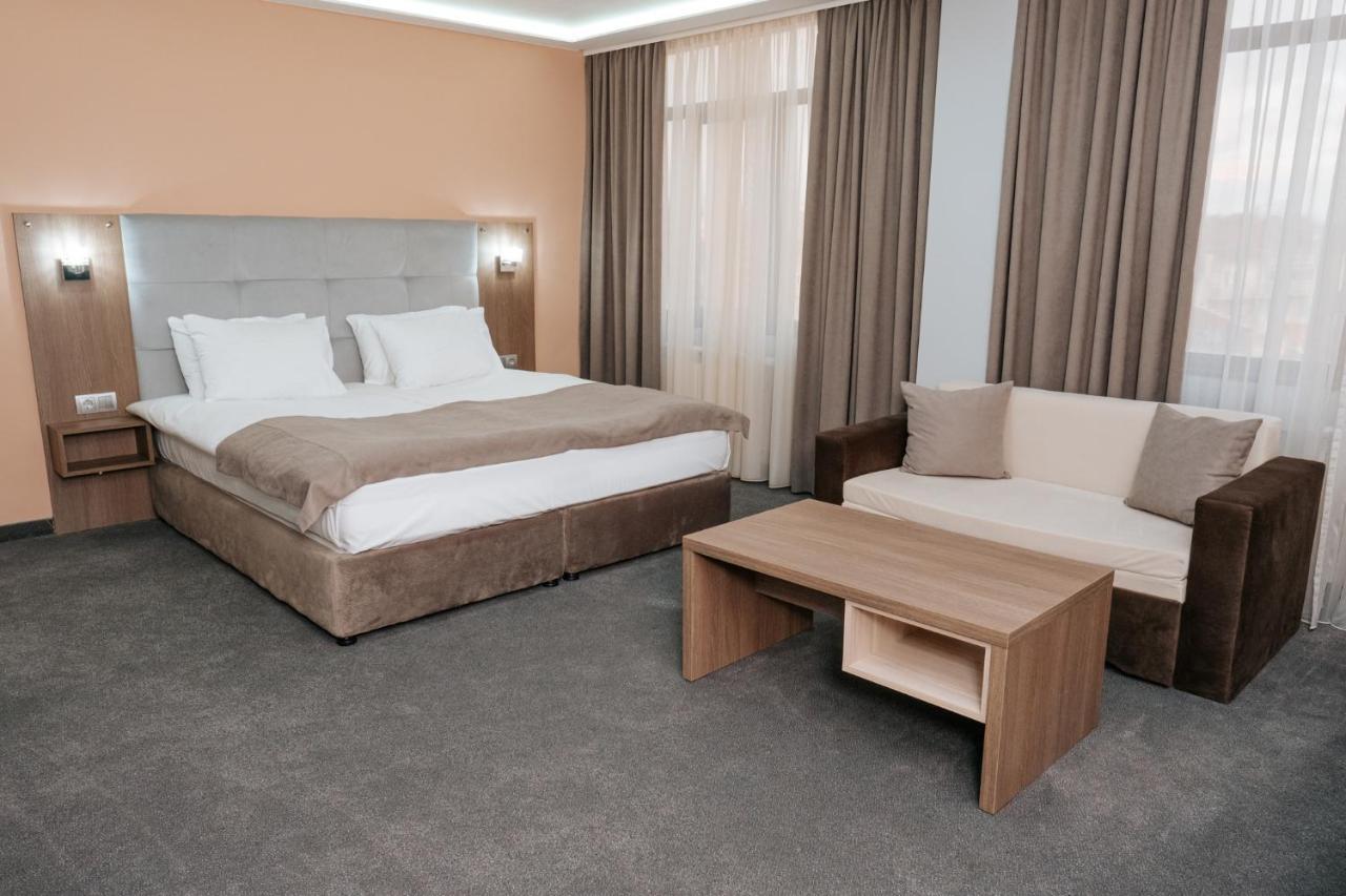 Hotel Tundzha - Renovated! Ямбол Экстерьер фото